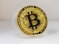 Сувенирная монета Bitcoin - золото
